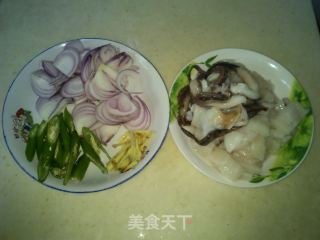 洋葱爆鱿鱼的做法步骤：1
