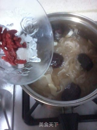 银耳莲子糖水的做法步骤：5