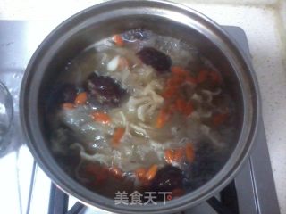 银耳莲子糖水的做法步骤：6