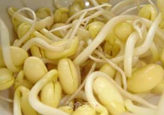 五花肉炒豆芽的做法步骤：1