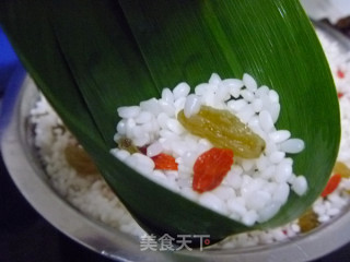 粽子叶养生【葡萄干枸杞粽子】的做法步骤：5