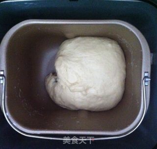 葱香肠仔包的做法步骤：2