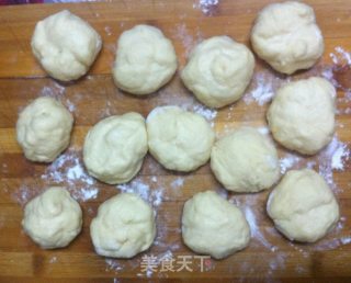 葱香肠仔包的做法步骤：4