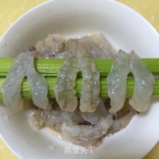 西芹炒虾球的做法步骤：2