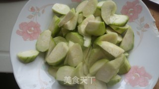 丝瓜豆腐皮蛋汤的做法步骤：2