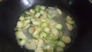 丝瓜豆腐皮蛋汤的做法步骤：5
