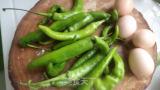尖椒炒鸡蛋的做法步骤：1