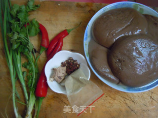 夏季开胃菜--麻辣鸭血的做法步骤：1