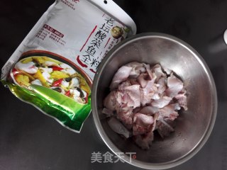 酸菜牛蛙的做法步骤：1