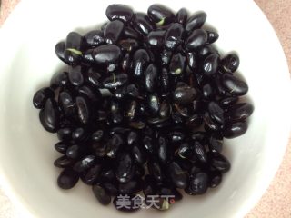 黑豆鲫鱼汤的做法步骤：1