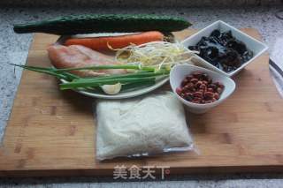 【清凉夏日】——鸡丝凉面的做法步骤：1