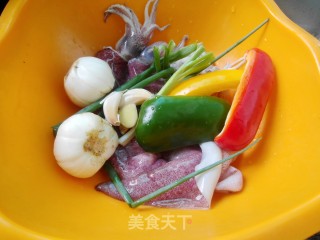 百合炒鱿鱼卷的做法步骤：1