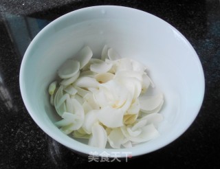 百合炒鱿鱼卷的做法步骤：3
