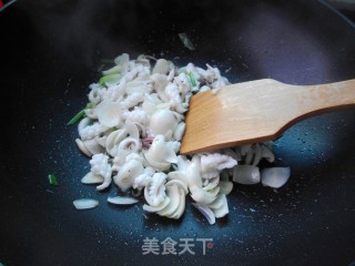 百合炒鱿鱼卷的做法步骤：8