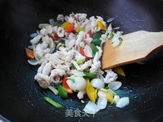 百合炒鱿鱼卷的做法步骤：9