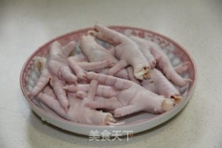 看球必备——泡椒凤爪的做法步骤：1