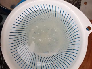 蒜蓉粉丝烤扇贝的做法步骤：1