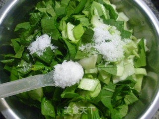 手捏菜炒黑木耳的做法步骤：3