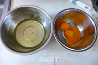 南瓜黑芝麻戚风蛋糕的做法步骤：2