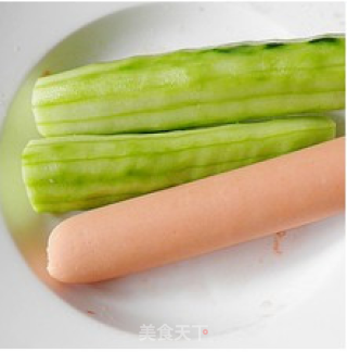 【黄瓜炒火腿片】------清清爽爽家常菜的做法步骤：2