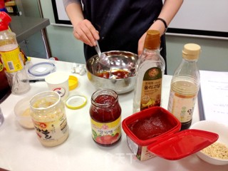 「韩国料理」甜辣炸鸡年糕---跟韩国人学的韩国料理的做法步骤：1