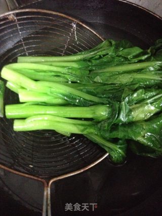 白灼菜心的做法步骤：1