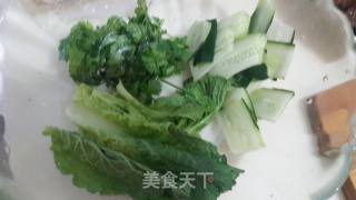 猪肉香菜虾丸汤的做法步骤：7