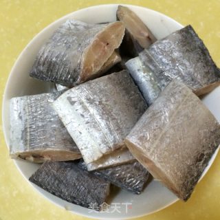 干烧带鱼的做法步骤：1