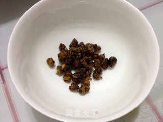 养颜补血----石斛芡实炖鱼胶的做法步骤：2