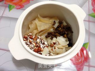 养颜补血----石斛芡实炖鱼胶的做法步骤：4