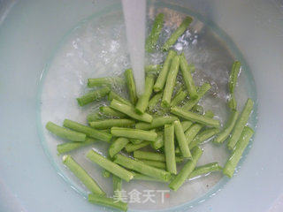 梅干菜五花肉炒梅豆的做法步骤：2