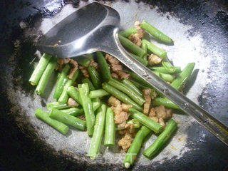 梅干菜五花肉炒梅豆的做法步骤：7