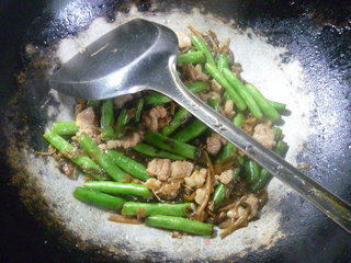 梅干菜五花肉炒梅豆的做法步骤：12