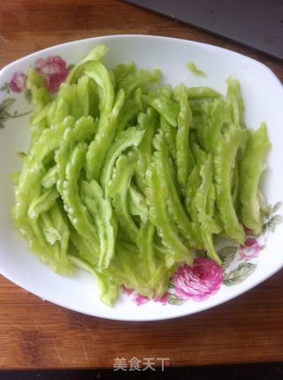 苦瓜烧肉丝的做法步骤：2