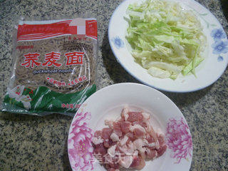 五花肉圆白菜炒荞麦面的做法步骤：1