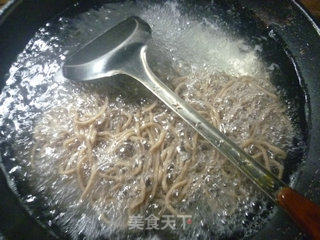 五花肉圆白菜炒荞麦面的做法步骤：2