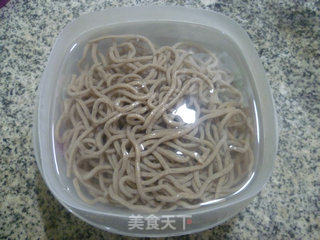 五花肉圆白菜炒荞麦面的做法步骤：3