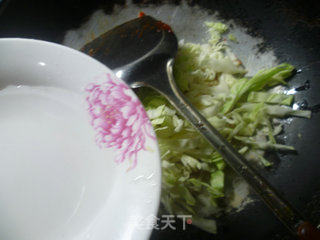 五花肉圆白菜炒荞麦面的做法步骤：8