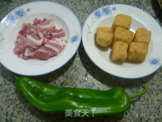 青椒油豆腐炒五花肉的做法步骤：1