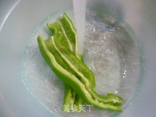 青椒油豆腐炒五花肉的做法步骤：2