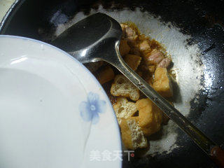 青椒油豆腐炒五花肉的做法步骤：9