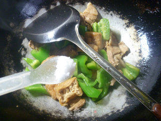 青椒油豆腐炒五花肉的做法步骤：12