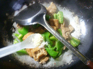 青椒油豆腐炒五花肉的做法步骤：13