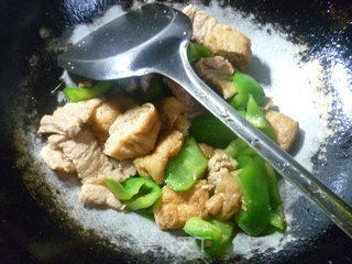 青椒油豆腐炒五花肉的做法步骤：14