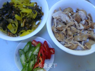 酸辣菜炒大肠的做法步骤：4