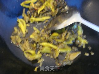 酸辣菜炒大肠的做法步骤：6
