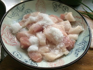鱼蒸肉--爸爸去哪儿吴镇宇拿手菜的做法步骤：2