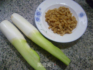 萝卜干炒茭白的做法步骤：1