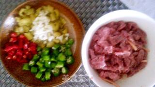 茭白牛肉丝的做法步骤：2