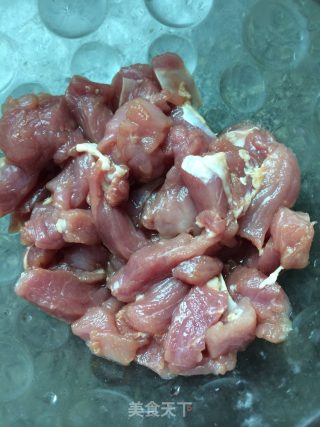 蒜香糖醋里脊的做法步骤：1